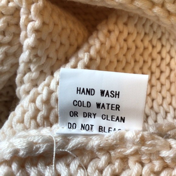 On The Road Split back Bow sweater size S/M - Picture 7 of 10